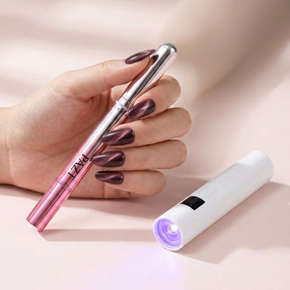 Uñas de gel de salón en casa, en un lápiz