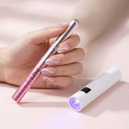 Uñas de gel de salón en casa, en un lápiz